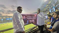 Raju Shetti's banners in Wankhede Stadium : मुंबई इंडियन्स Vs चेन्नईचा थरारक मुकाबला, पण वानखेडे स्टेडियमवर कोल्हापूरच्या पठ्ठ्यांनी झळकावलेल्या बॅनरची चर्चा