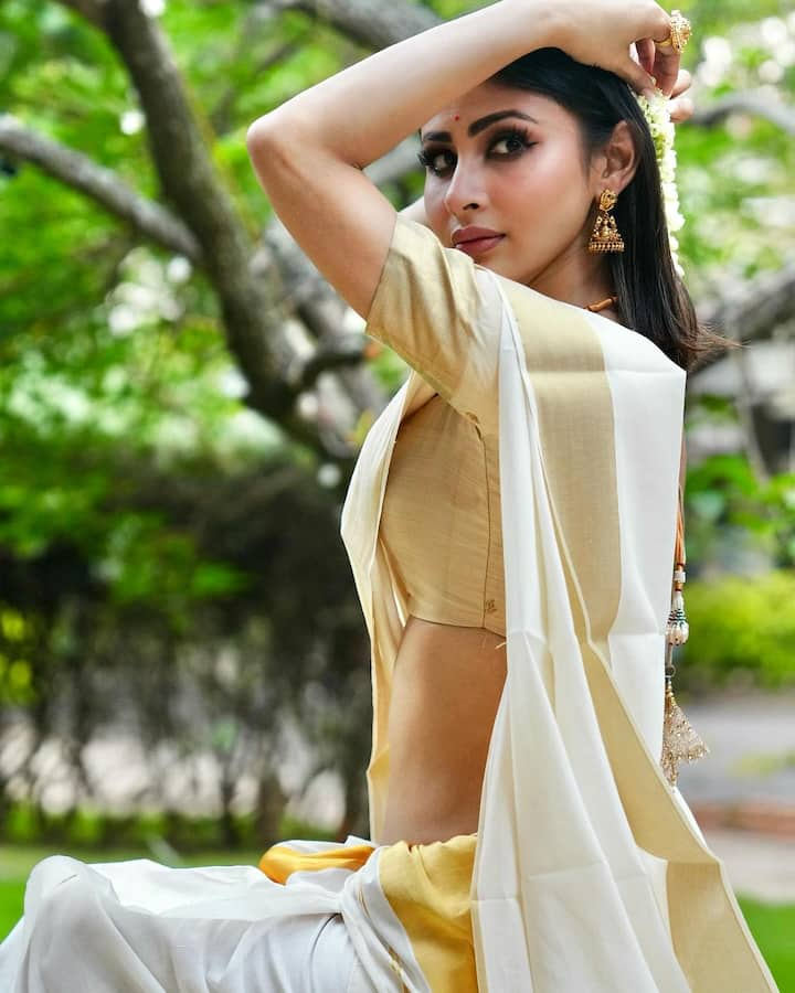 Mouni Roy Photo: ટીવી સિરિયલની અભિનેત્રી મૌની રોયે તાજેતરમાં બંગાળી નવું વર્ષ ઉજવ્યું. આ ખાસ અવસર પર અભિનેત્રી પરંપરાગત બંગાળી લુકમાં જોવા મળી હતી. તેમજ અભિનેત્રી તેના પતિ સાથે રોમેન્ટિક જોવા મળી રહી છે.