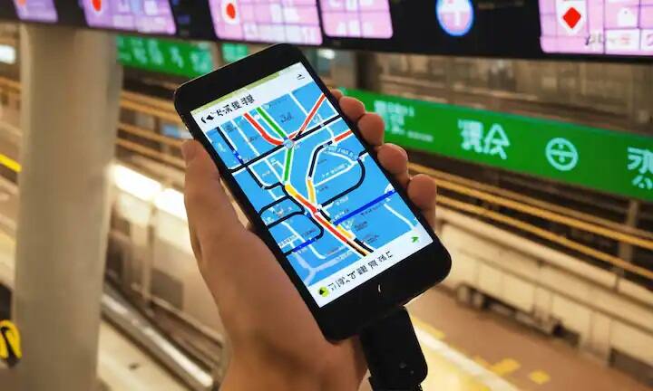 સૌ પ્રથમ, ઇન્ટરનેટ બ્રાઉઝર ખોલ્યા પછી તમારે સંચાર સાથીના સત્તાવાર પોર્ટલ પર જવું પડશે. અહીં, જ્યારે તમે વેબસાઇટ પર સ્ક્રોલ કરો છો, ત્યારે તમારે સિટિઝન સેન્ટ્રિક સર્વિસિસ ટેબ પર જવું પડશે. અહીં જઈને તમારે Block Stolen/Lost Mobile પર ક્લિક કરવાનું રહેશે.