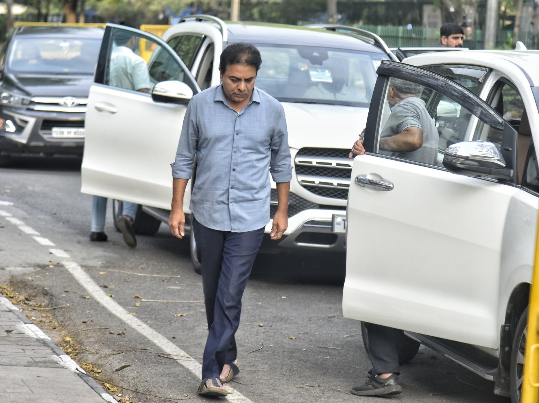 KTR met MLC Kavitha: ఢిల్లీలో ఎమ్మెల్సీ కవితను కలిసి ధైర్యం చెప్పిన కేటీఆర్