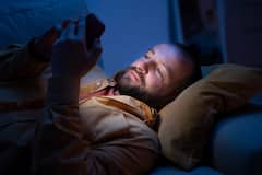 Mobile Sideeffects: देर रात तक चलाते हैं फोन तो हो जाइए सावधान, नहीं तो पड़ जाएंगे लेने के देने