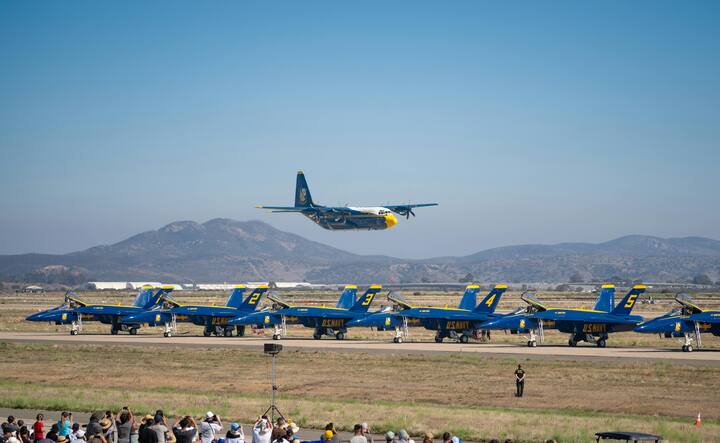 दरअसल, तेज हवा की वजह से विमान का संतुलन बनना मुश्किल हो जाता है. वहीं इस एयरपोर्ट का एक छोर पूर्वी दिशा की तरफ से ऊपर की तरफ उठा हुआ है. जिसके चलते किसी हवाई जहाज को उड़ाते समय या फिर लैंड करवाते समय पायलट को बहुत सावधानी बरतनी पड़ती है.