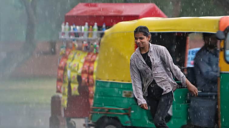 दिल्ली में बारिश से मौसम हुआ सुहाना, छह डिग्री गिरा तापमान, जानें- आज कैसा रहेगा मौसम