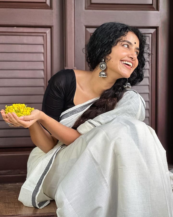 కేవలం తెలుగులోనే కాకుండా.. తమిళంలో కూడా సినిమాలు చేస్తూ అభిమానులను పెంచుకుంది. తన నటనకు ఎందరో అభిమానులున్నారు. (Images Source : Instagram/AnupamaParameswaran)