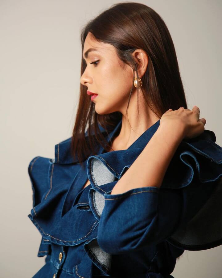Top ruffles gave a carefree feel to the outfit.