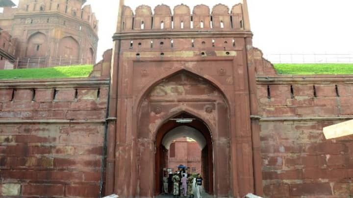 लाल किले में कुल 6 दरवाजे हैं जिनका नाम दिल्ली दरवाजा, अख़बर दरवाजा, बर्खि दरवाजा, नोबेल दरवाजा, हुमायूं दरवाजा और लाहौर दरवाजा है. लाहौर दरवाजे को लाहौरी गेट भी कहा जाता है.