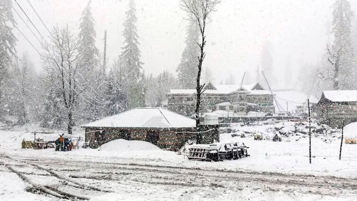 There may be snowfall in some parts of Jammu and Kashmir, Ladakh and Himachal Pradesh, while heavy rain has been predicted at many places.  There is a possibility of heavy rain or snowfall in the hilly areas of Uttarakhand also.