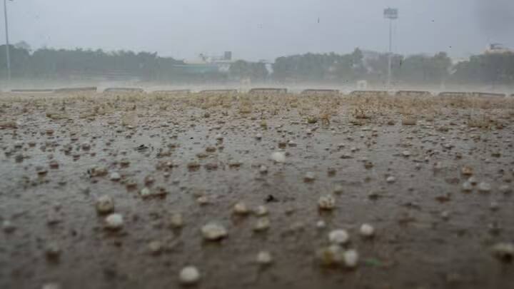 ભારતીય હવામાન વિભાગે જણાવ્યું છે કે હિમાચલ પ્રદેશ, ઉત્તરાખંડ, પંજાબ, હરિયાણા-ચંદીગઢ, પશ્ચિમી ઉત્તર પ્રદેશ, પશ્ચિમ મધ્ય પ્રદેશમાં વીજળી સાથે તોફાન આવી શકે છે. આ સમયગાળા દરમિયાન, આ રાજ્યોના કેટલાક ભાગોમાં તેજ ગતિના પવન સાથે કરા પડી શકે છે.