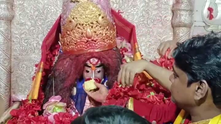 বাংলা নতুন বছরের প্রথম দিনে ব্যবসায়ীরা হালখাতার পুজো দিচ্ছেন। পাশাপাশি, দূর-দূরান্ত থেকে নতুন পোশাক পরে পুজো দিতে এসেছেন অনেকেই।