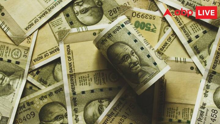 धन की कमी दूर करने के लिए राम नवमी की शाम को एक लाल कपड़ा लें और उस लाल कपड़े में 11 गोमती चक्र, 11 कौड़ी, 11 लौंग और 11 बताशे बांधकर मां लक्ष्मी और भगवान राम को अर्पित करें. एक कटोरी में जल लेकर रामरक्षा मंत्र ‘ॐ श्रीं ह्रीं क्लीं रामचन्द्राय श्रीं नम:’ का 108 बार जाप करें. इस अभिमंत्रित जल को घर के सभी कोने में छिड़क दें.