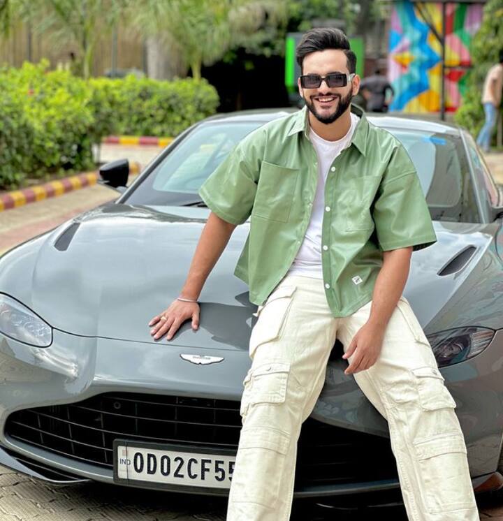 'बिग बॉस ओटीटी 2' रनरअप अभिषेक मल्हान का नाम भी इस लिस्ट में शामिल है. यूट्यूबर को भी खतरें से खेलते देखा जा सकता है.