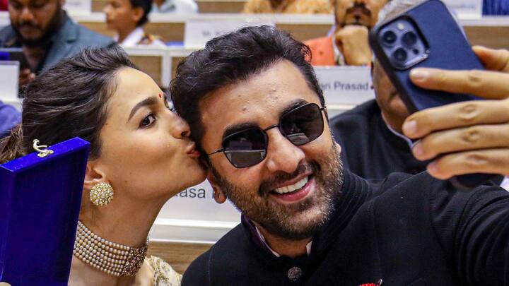 সোশ্যাল মিডিয়ায় মুহূর্তের মধ্যেই ভাইরাল হয়েছে রাহার মা-বাবার মিষ্টি এই পোস্ট। সবাই শুভেচ্ছা জানিয়েছেন রালিয়া জুটিকে।