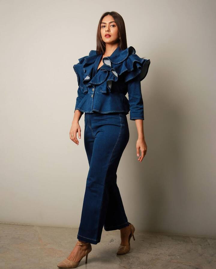 Her figure was highlighted by the straight denim pants.