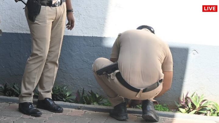 सलमान खान के घर के बाहर स्थानीय पुलिस, अपराध शाखा और फोरेंसिक विशेषज्ञों को टीम मौजूद है और हर एंगल से जांच कर रही है और सबूत इकट्ठा कर रही है.