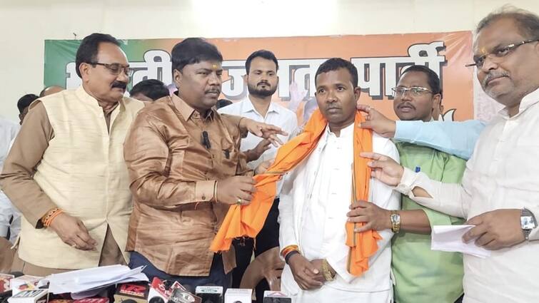 Bastar Lok sabha election 2024 Congress leader Balram Maurya joins BJP Accused other leaders ann 'पार्टी के नेता कर रहे थे दुर्व्यवहार', कांग्रेस से इस्तीफा देने के बाद बीजेपी में शामिल हुए बस्तर के ये नेता