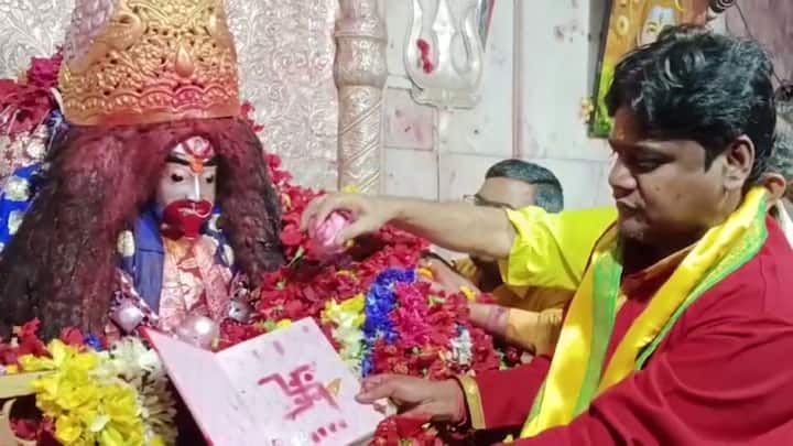 ভিড় নিয়ন্ত্রণের জন্য বাড়তি নিরাপত্তা ও পুলিশ মোতায়েন করা হয়েছে। তৈরি করা হয়েছে বাঁশের ব্যারিকেড।