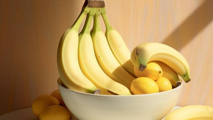 प्लास्टिक रैप से लपेटें : सबसे पहले, केले के डंठल को प्लास्टिक की पन्नी में अच्छे से लपेट दें. इससे केले में से निकलने वाली गैस (जो उन्हें पकाती है) कम निकलेगी और वे जल्दी खराब नहीं होंगे.