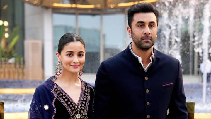 পায়ে পায়ে ২ বছর, বিয়ের জন্মদিন। সোশ্যাল মিডিয়ায় মিষ্টি পোস্ট করে রণবীর কপূরকে (Ranbir Kapoor) ভালবাসা জানালেন আলিয়া ভট্ট (Alia Bhatt)।