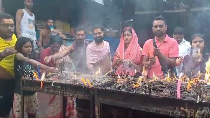 নতুন বছরের প্রথম দিনে  তারকেশ্বর মন্দিরেও ভক্ত সমাগম হয়েছে। লক্ষ্মী, গণেশ-সহ হালকখাতার পুজো দিচ্ছেন ব্যবসায়ীরা।