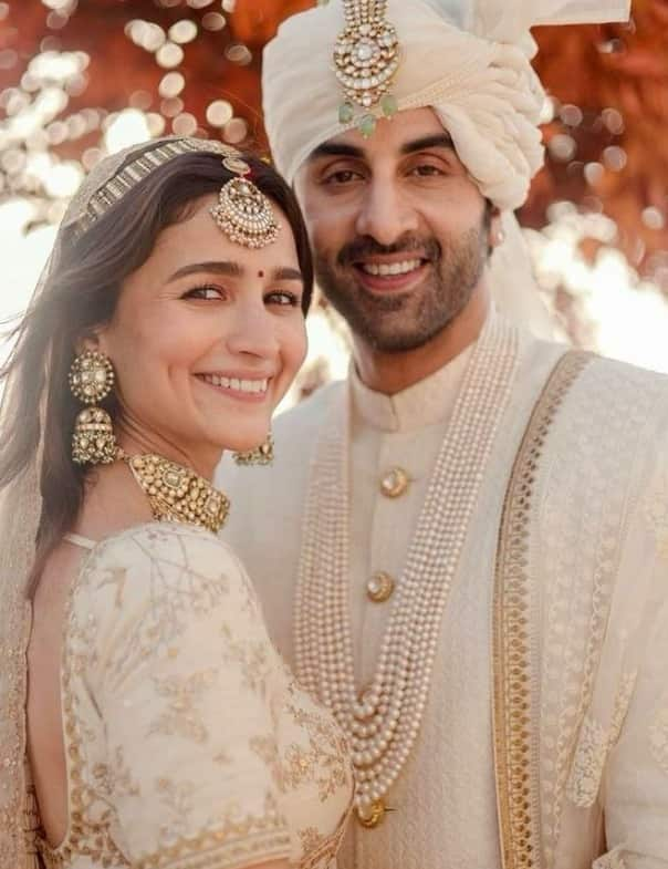 Let us tell you that Ranbir and Alia got married very simply at their home.  Alia gave birth to Raha only after 7 months of marriage.