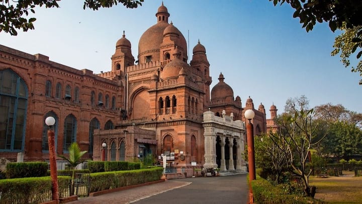 दरअसल इस प्रवेश द्वार को लाहौरी गेट इसलिए कहा जाता है क्योंकि यह  भारत के पड़ोसी देश पाकिस्तान की ओर खुलता है.