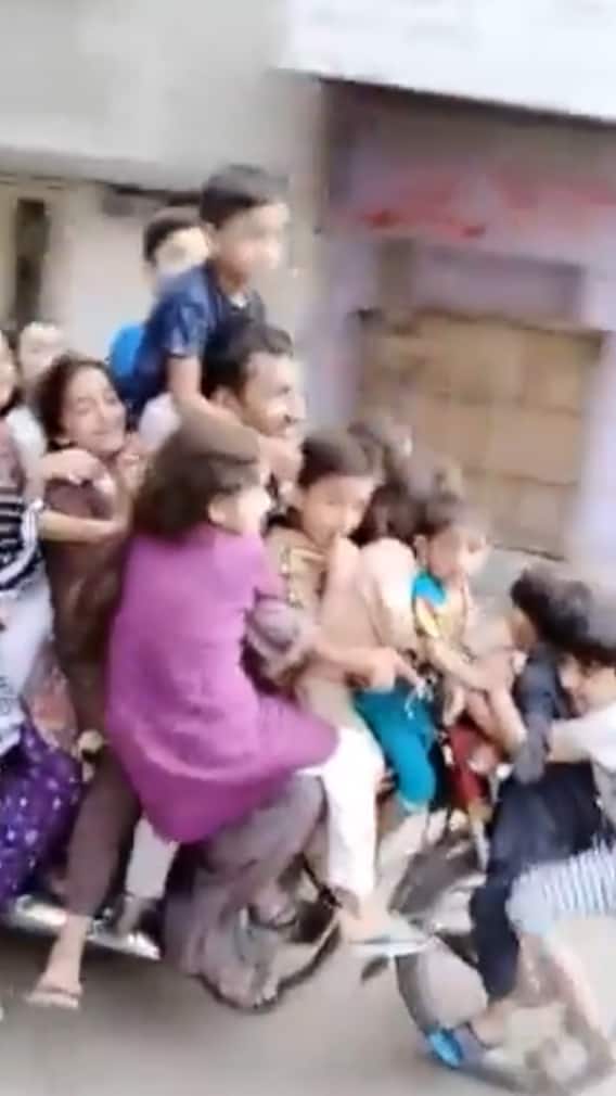 एक बाइक और 13 बच्चे... कभी देखा है ऐसा नजारा?
