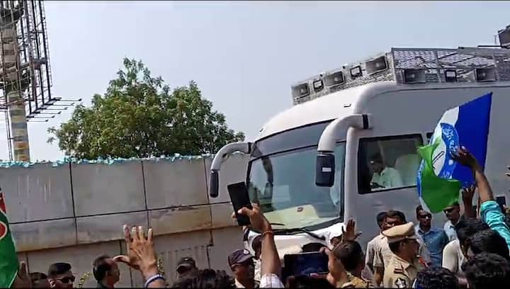 ప్రజలకు అభివాదం చేస్తూ సాగుతున్న సీఎం జగన్