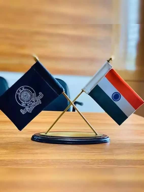 भारत के पहले IAS ऑफिसर कौन थे?