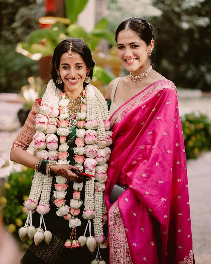 అపూర్వ శ్రీనివాసన్ స్నేహితురాలు, హీరోయిన్ సిమ్రాన్ చౌదరి పెళ్లికి హాజరై నూతన వధూవరులకు శుభాకాంక్షలు చెప్పారు. (Image Courtesy: apoorva_srinivasan / Instagram)