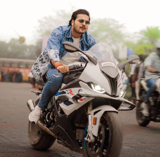 भोजपुरी सिनेमा के पॉपुलर एक्टर, सिंगर और कंपोजर अरविंद अकेला को आमतौर पर लोग कल्लू अकेला के नाम से जानते हैं. इंटरनेट पर इनके गानों को खूब लोकप्रियता मिली.