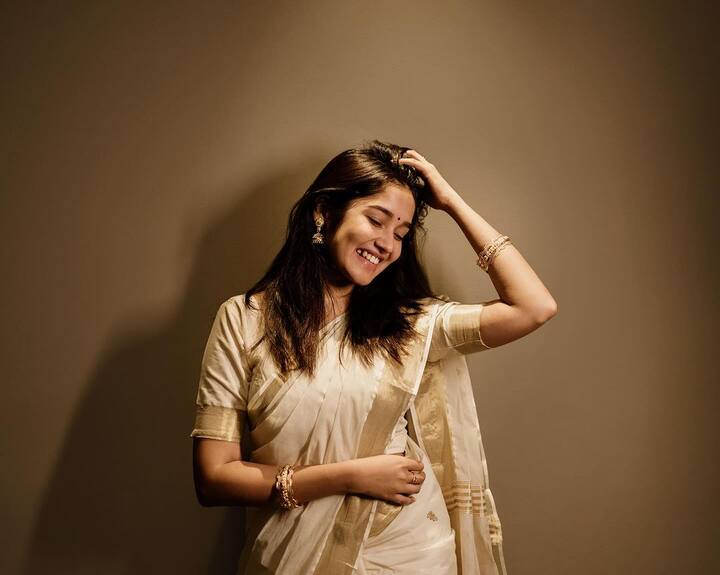என்னை அறிந்தால், விஸ்வாசம் உள்ளிட்ட படங்களில் அஜித்திற்கு மகளாக நடித்த அனிகா சுரேந்திரனின் விஷூ ஸ்பெஷல் போட்டோ...
