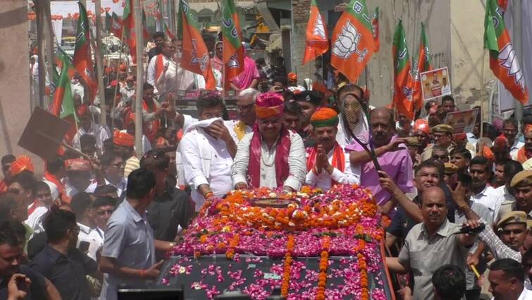 Rajasthan CM Bhajanlal Sharma Road Show in Bharatpur For BJP Candidate Lok Sabha Election 2024 ANN Bhajanlal Sharma Road Show: मुख्यमंत्री भजनलाल शर्मा के रोड शो में उमड़ा जनसैलाब, एक झलक पाने को बेताब नजर आये लोग