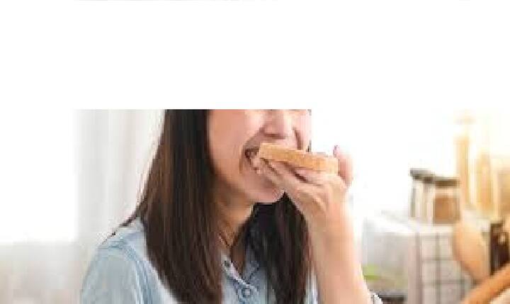 White Bread Side Effects: ਅੱਜਕਲ ਬ੍ਰੈੱਡ ਨਾਸ਼ਤੇ 'ਚ ਸਭ ਤੋਂ ਵੱਧ ਪਸੰਦੀਦਾ ਬਣ ਰਹੀ ਹੈ। ਸਕੂਲ ਜਾਣਾ ਹੋਵੇ ਜਾਂ ਦਫ਼ਤਰ ਜਾਣਾ ਹੋਵੇ, ਅਸੀਂ ਬਰੈੱਡ ਖਾਣਾ ਪਸੰਦ ਕਰਦੇ ਹਾਂ। ਇਹ ਆਦਤ ਚੰਗੀ ਨਹੀਂ ਮੰਨੀ ਜਾਂਦੀ। ਇਸ ਦਾ ਕਾਰਨ ਵ੍ਹਾਈਟ ਬਰੈੱਡ ਵਿੱਚ ਐਕਸਟਰਾ ਸੂਗਰ ਦੀ ਮੌਜੂਦਗੀ ਹੈ।