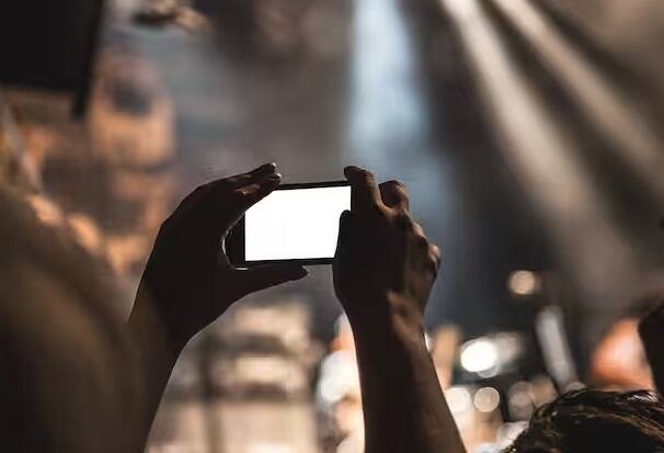 આ સિવાય સાયબર ગુનેગારો હંમેશા લોકોને ફસાવવા માટે શંકાસ્પદ લિંક્સ મોકલે છે. આવી લિંક્સ પર ક્યારેય ક્લિક ન કરવું જોઈએ. આ લિંક પર ક્લિક કરતા પહેલા યુઝર્સે તે અસલી છે કે નકલી છે તેની ચકાસણી કરવી જોઈએ. આ રીતે, યુઝર્સે પોતે જ એલર્ટ રહેવું પડશે.