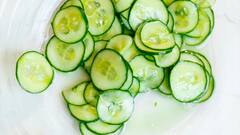 Weight Loss Diet: ওজন কমাতে কড়া ডায়েটে রয়েছেন? গরমের দিনে কী কী খেলে উপকার পাবেন? দেখে নিন তালিকা