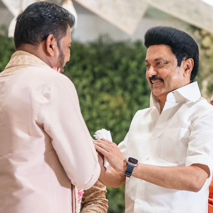 Tamil Nadu CM MK Stalin also attended the wedding. In this pic he is seen conversing with Shankar.