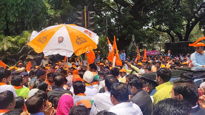 संजय मंडलिक आणि धैर्यशील मानेंचा उमेदवारी अर्ज दाखल करण्यासाठी सीएम एकनाथ शिंदे उपस्थित होते.