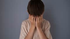 दूर होने का डर भी बढ़ा सकता है बच्चों में सेपरेशन एंग्जाइटी डिसऑर्डर, जानें इसे कैसे हैंडल करें