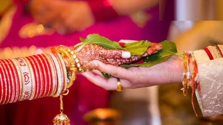 લગ્નમાં આવતા અવરોધોને દૂર કરવા માટે રામ નવમીની સાંજે ભગવાન રામ અને માતા સીતાને હળદર, કુમકુમ અને ચંદન અર્પણ કરો અને 108 વાર 'ઓમ જય સીતા રામ'નો જાપ કરો.