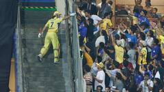 Watch Video: ரசிகைக்கு, தோனி கொடுத்த அன்பு பரிசு - வைரல் வீடியோ!