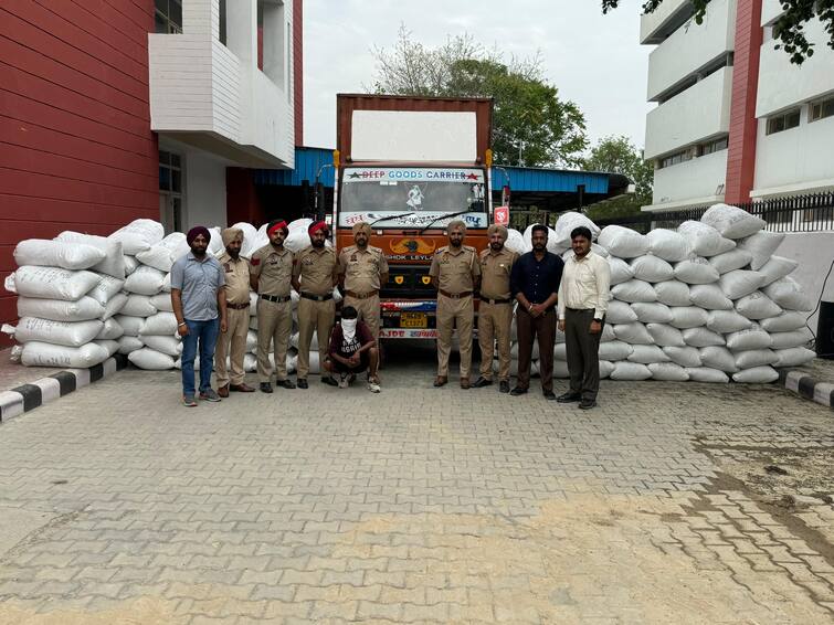 Barnala Police recovered 2100 Kg Poppy Husk Punjab News: ਚੋਣਾਂ ਤੋਂ ਪਹਿਲਾਂ ਪੰਜਾਬ ਪੁਲਿਸ ਦੀ ਵੱਡੀ ਕਾਰਵਾਈ ! 2100 ਕਿੱਲੋ ਭੁੱਕੀ ਨਾਲ ਭਰਿਆ ਟਰੱਕ ਕਾਬੂ