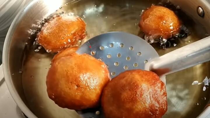 அப்பம் சுடுவதற்கு சரியான பதத்தில் மாவை தயாரிக்க வேண்டியது அவசியம். அப்போது தான் அப்பம் சரியாக வரும். அடுப்பில் கடாய் வைத்து தேவையான அளவிற்கு எண்ணெய் விட்டு நன்கு காய விட வேண்டும்.