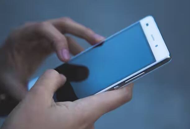 આ સાથે ટૂ સ્ટેપ વેરિફિકેશન ખૂબ જ જરૂરી છે. સાઇન-ઇન સુરક્ષાને બહેતર બનાવવા માટે ટુ-સ્ટેપ વેરિફિકેશન બનાવવામાં આવી છે. જો તમે આનો ઉપયોગ કરો છો તો ઘણા પ્રકારના ઓનલાઈન હુમલાઓથી બચી શકાય છે. મોબાઇલ ડિવાઇસની લૉક સ્ક્રીન પર ક્યારેય સાદો પિન સેટ ન કરવો જોઇએ કારણ કે આવા પિનને હેકર્સ સરળતાથી તોડી શકે છે. તેનાથી ખતરો વધુ વધશે અને તમારો ડેટા પણ ચોરાઈ શકે છે. 1234 જેવો સાદો પાસવર્ડ હંમેશા ટાળવો જોઈએ.