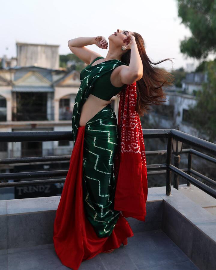 सोशल मीडियावर कायम सक्रिय असणाऱ्या सोनाली कुलकर्णाी हिने स्वतःचे काही सोशल मीडियावर पोस्ट केले आहेत.