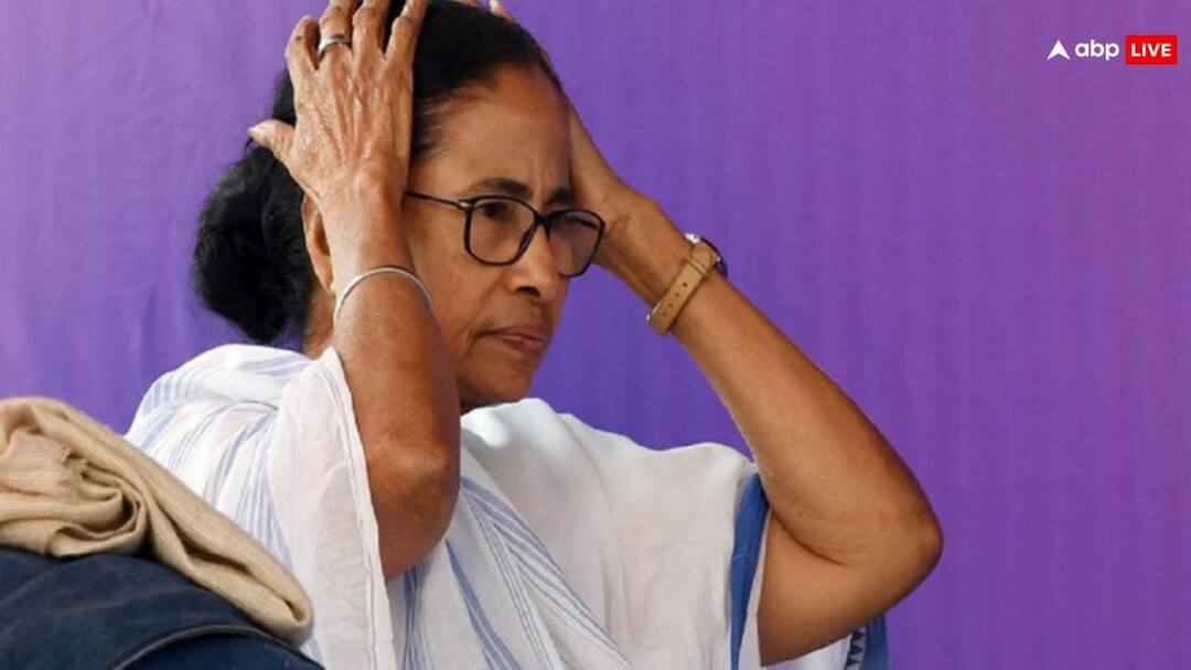 ABP Cvoter Survey: बंगाल में TMC से अलग होकर भी I.N.D.I.A बटोर लेगा सीट, BJP के आंकड़ों ने बढ़ाई ममता बनर्जी की टेंशन Desh Ka Mood ABP Cvoter Survey West Bengal Lok Sabha elections 2024 BJP TMC may win equal 20 seats congress two ABP Cvoter Survey: बंगाल में TMC से अलग होकर भी I.N.D.I.A बटोर लेगा सीट, BJP के आंकड़ों ने बढ़ाई ममता बनर्जी की टेंशन