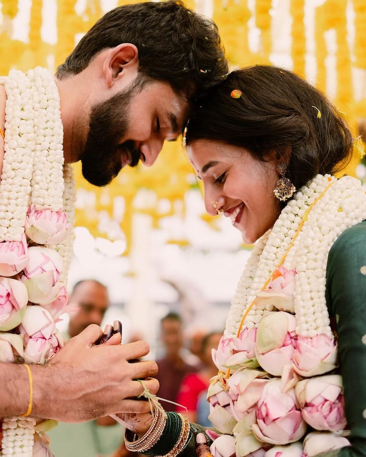 నటి అపూర్వ శ్రీనివాసన్ గుర్తు ఉన్నారా? మ్యాన్ ఆఫ్ మాసెస్, యంగ్ టైగర్ ఎన్టీఆర్ 'టెంపర్' సినిమాలో అత్యాచారానికి గురైన అమ్మాయి పాత్రలో నటించారు. మెగా ప్రిన్స్ వరుణ్ తేజ్ 'తొలిప్రేమ' సినిమాలో హీరో స్నేహితురాలిగా కనిపించారు. ఇప్పుడు ఆవిడ ఓ ఇంటి కోడలు అయ్యారు. ఆదివారం ఆమె వివాహం జరిగింది. ఆ ఫోటోలను సోషల్ మీడియాలో షేర్ చేశారు. వాటిని మీరూ చూడండి. (Image Courtesy: apoorva_srinivasan / Instagram)