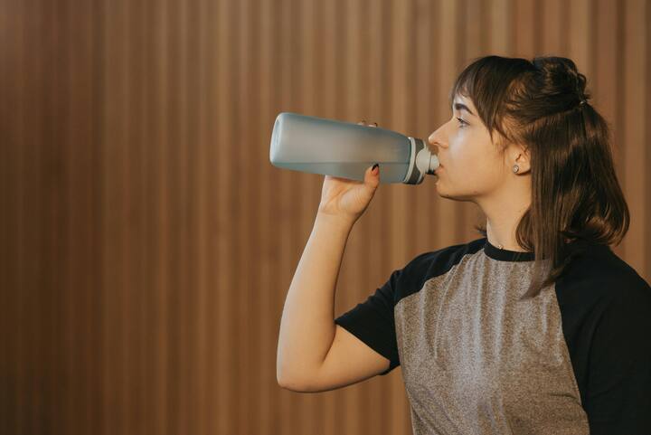 व्यायामापूर्वी पाणी प्या : व्यायामापूर्वी आणि व्यायामादरम्यान पाणी पिणे किती महत्त्वाचे आहे हे जाणून घेणे खूप महत्त्वाचे आहे. [Photo Credit:Pexel.com]