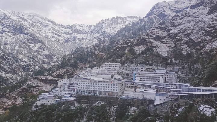 IRCTC Vaishno Devi Tour: आईआरसीटीसी समय-समय पर कई धार्मिक स्थलों के लिए एक स्पेशल टूर पैकेज लेकर आता रहता है. हम आपको आज श्री माता वैष्णो देवी टूर के बारे में बता रहे हैं.