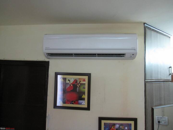 ਡਿਲਿਵਰੀ ਚਾਰਜ: ਡੀਲਰ ਤੁਹਾਡੇ ਘਰ ਤੱਕ AC ਪਹੁੰਚਾਉਣ ਲਈ 300 ਤੋਂ 500 ਰੁਪਏ ਜੋੜਦੇ ਹਨ। ਜੇਕਰ ਤੁਸੀਂ AC ਆਨਲਾਈਨ ਖਰੀਦਦੇ ਹੋ ਤਾਂ ਡਿਲੀਵਰੀ ਚਾਰਜ ਤੋਂ ਬਚਿਆ ਜਾ ਸਕਦਾ ਹੈ।