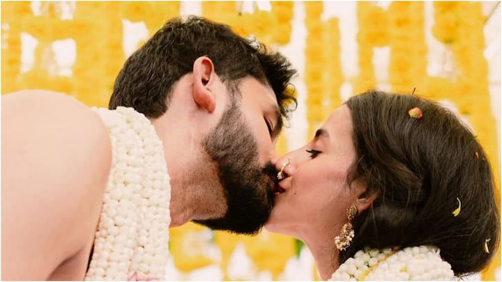 Apoorva Srinivasan Wedding Photos: మ్యాన్ ఆఫ్ మాసెస్ ఎన్టీఆర్ 'టెంపర్', మెగా ప్రిన్స్ వరుణ్ తేజ్ 'తొలిప్రేమ' సినిమాల్లో నటించిన అపూర్వ శ్రీనివాసన్ పెళ్లి చేసుకున్నారు. ఆ ఫోటోలు చూడండి.